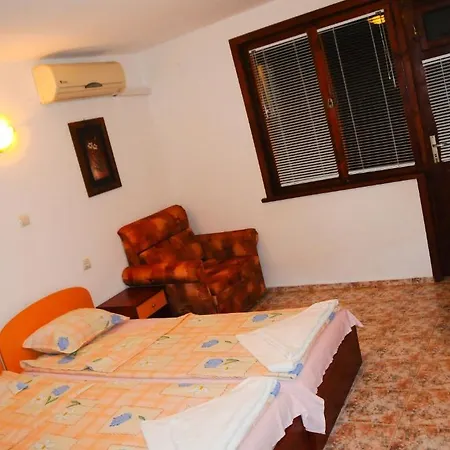 - Slavi בית הארחה Velika