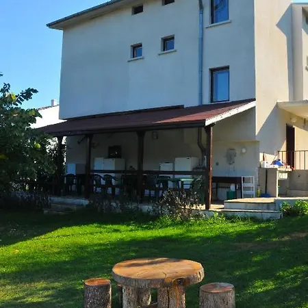 - Slavi בית הארחה *